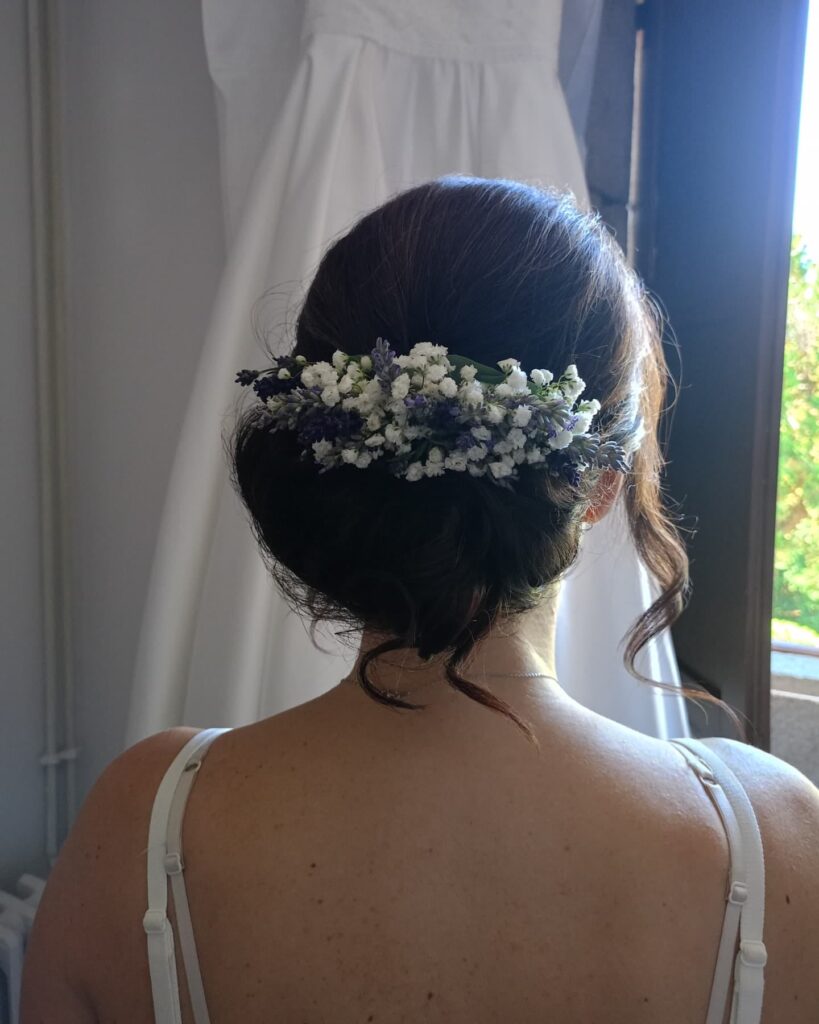 Precioso tocado de novia, moño y peinados con adornos florales para novias.
