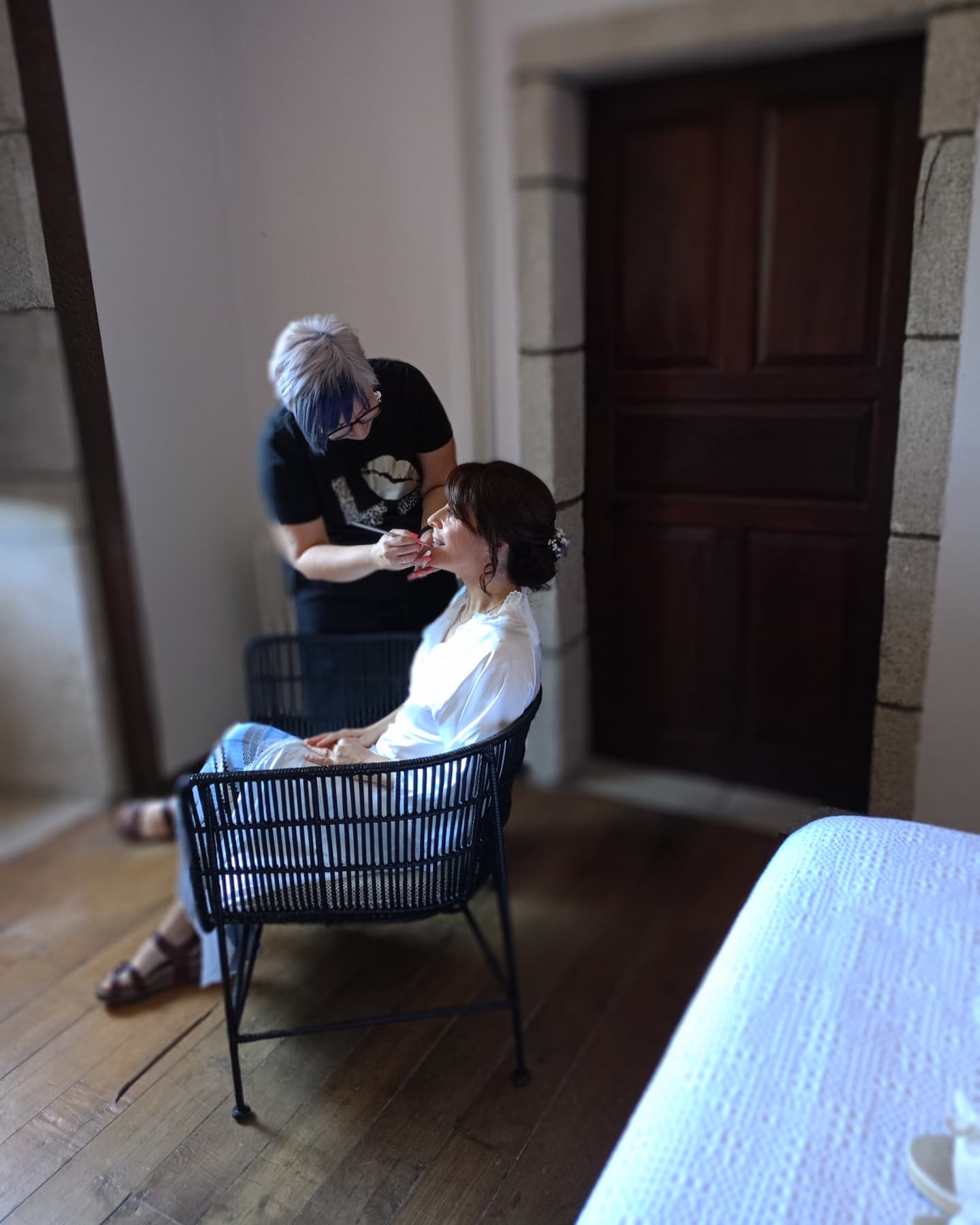 La maquilladora y peluquera Nieves Blanco Conde haciendo un trabajo de maquillaje para una novia.