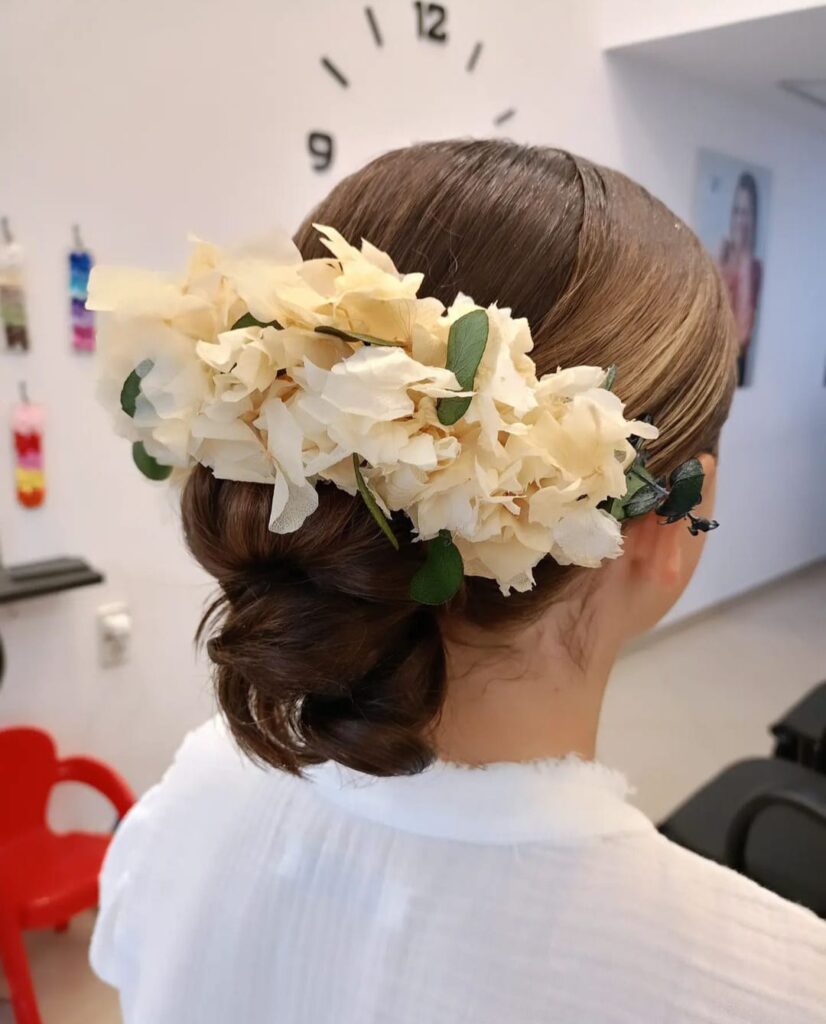 Tocado con flores, moño de comunión, peinado de niña y comunión.