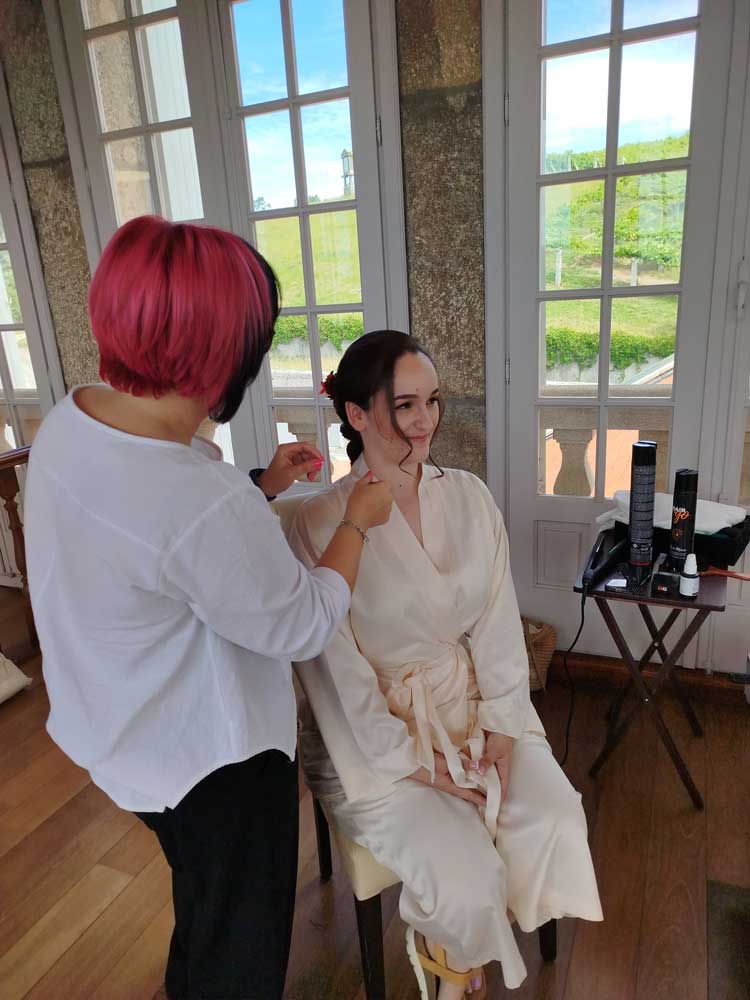 La maquilladora y peluquera Nieves Blanco Conde haciendo un trabajo de maquillaje para una novia.
