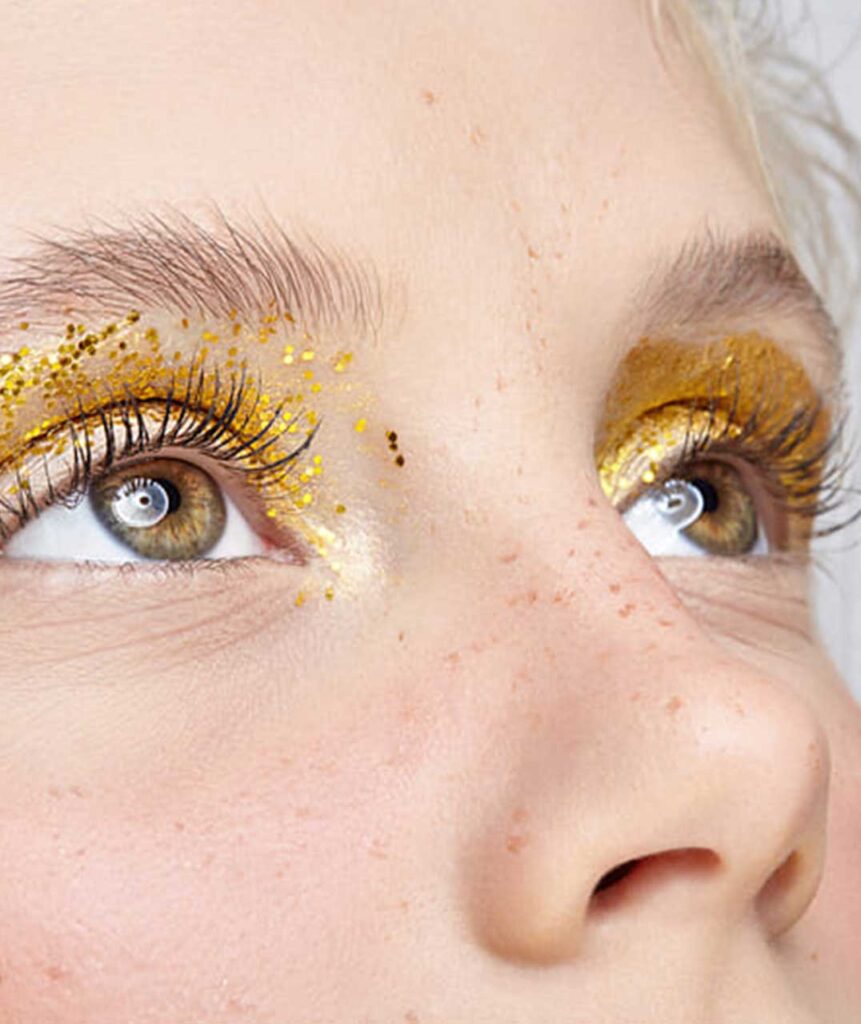 Mirada de una niña con Gitter dorado en los ojos