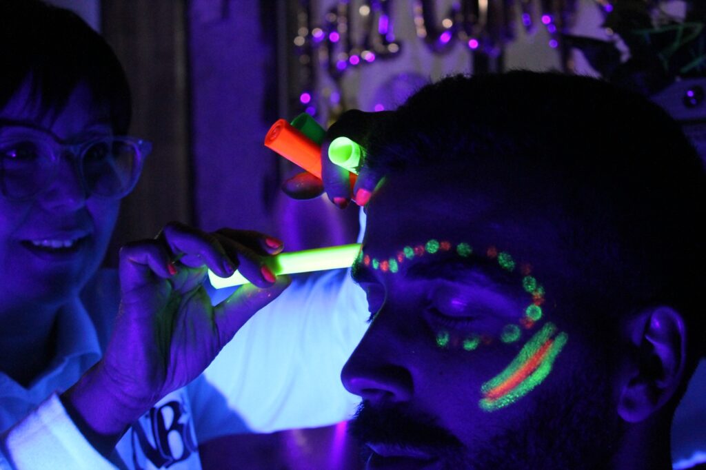 maquillando chico con glliter bar y luz neon